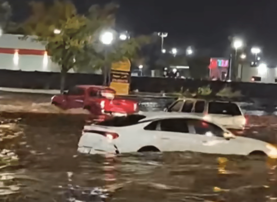 Flash flood leaves 2 dead, hundreds more rescued Absolute News